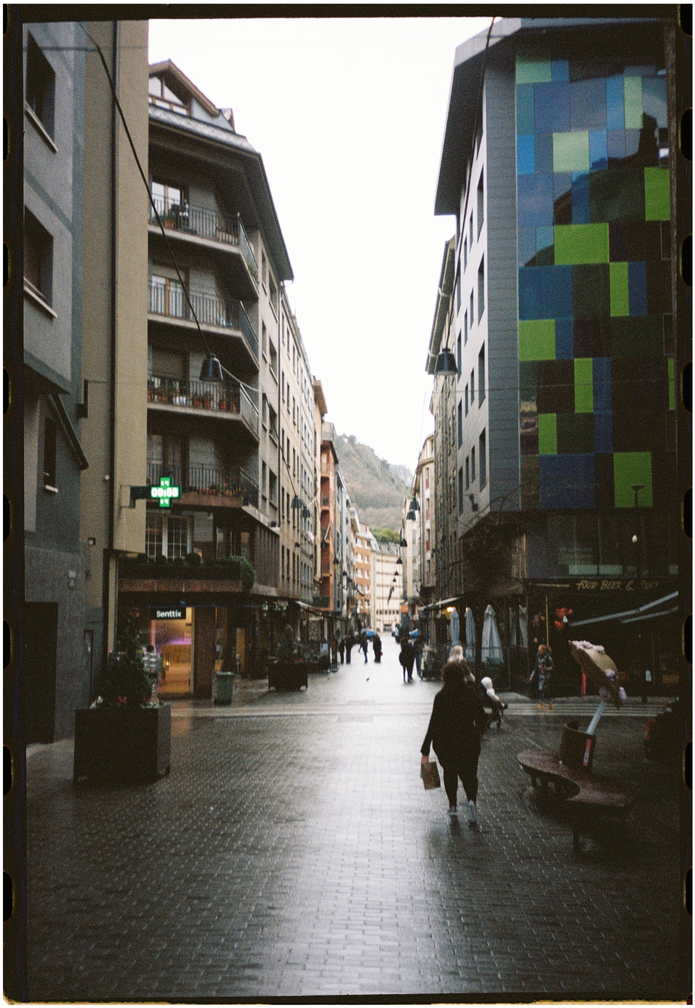 Calle de Andorra fotografiada en película durante el invierno